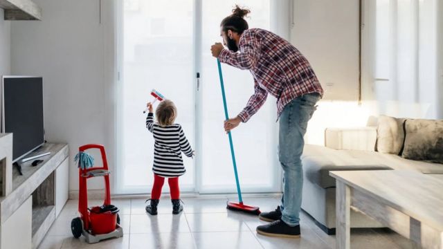 男性幫助解決女性過度承擔的隱性家務勞動，可以幫助減輕母親的精神負擔，創造性別更平等的家庭（Credit: Getty Images）