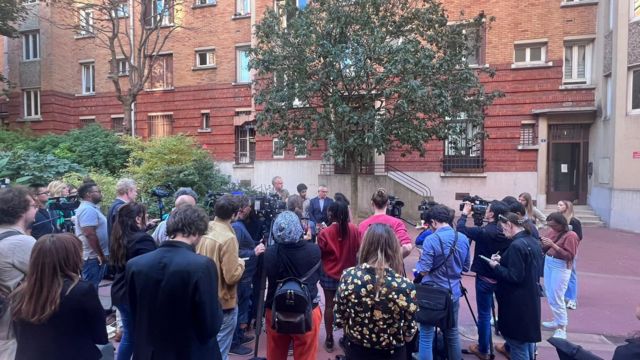 تجمع خبرنگاران در مقابل خانه خانواده نرگس محمدی در پاریس