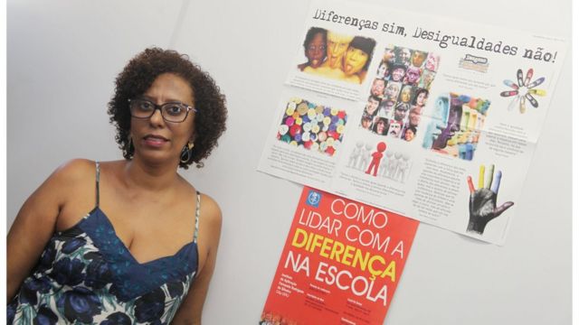 A professora Jonê Carla Baião em escola do Rio