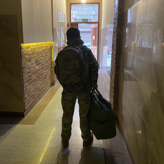 Spencer准备离开波兰克拉科夫的旅舍前往乌克兰边境(photo:BBC)