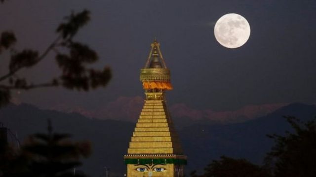 القمر فوق قبة ستوبا البوذية، كاتماندو عاصمة نيبال