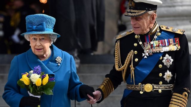 Queen Elizabeth II and Prince Philip dey hold hands - 2015