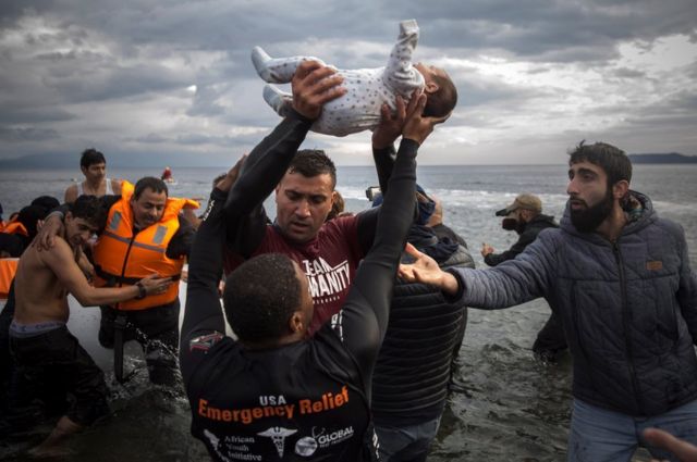 ギリシャ・レスボス島に到着した移民や難民
