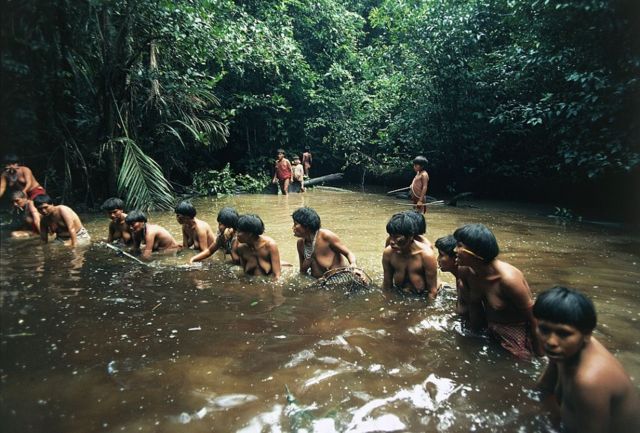 Yanomamis pescando