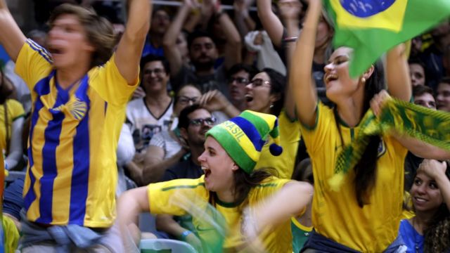 Torcedores em partida de vôlei entre Brasil e Argentina