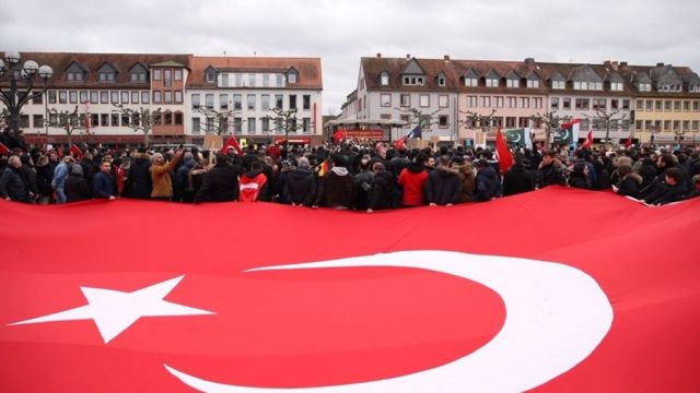 Bandera turca en protesta por ataques racistas en Hanau, Alemania, en febrero de 2020.