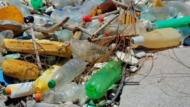 Cuáles son las empresas cuyo plástico está contaminando los mares del mundo  - BBC News Mundo