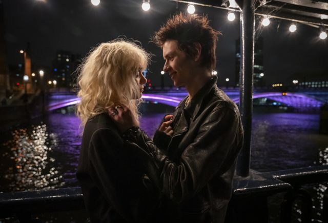 Нэнси Спанджен (Эмма Эпплтон) и Сид Вишес (Луис Партридж) в фильме