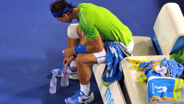 Rafael Nadal durante un período de descanso en un partido de tenis
