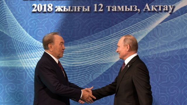 Kazakistan Devlet Başkanı Nursultan Nazarbayev ve Rusya Devlet Başkanı Vladimir Putin anlaşma için birbirlerini tebrik etti.