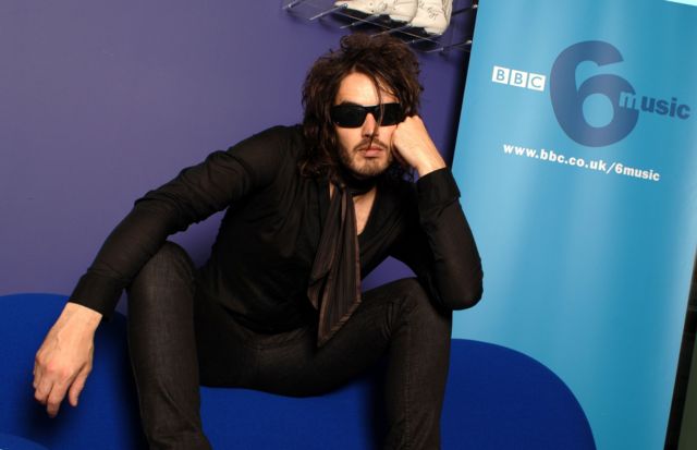 Russell Brand cuando trabajaba para la BBC