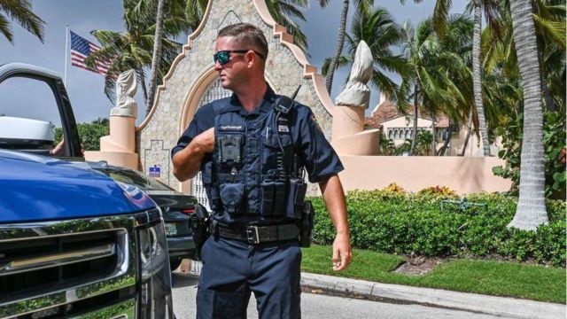 Trump'ın Florida'daki evinde arama yapan bir FBI görevlisi