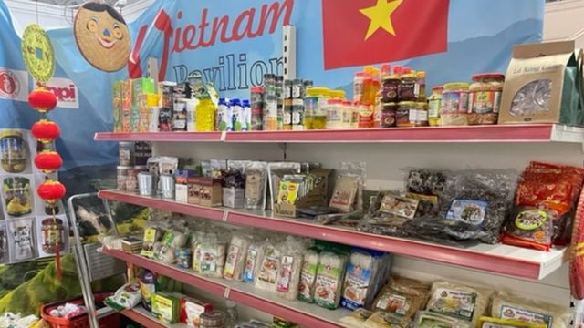 Nông sản và thực phẩm có nguồn gốc thực vật như gạo, mì, phở, bún, miến khô, trà, cà phê, hạt điều, hạt tiêu, gia vị, là một số mặt hàng được trưng bài tại Vegfest UK 2022.