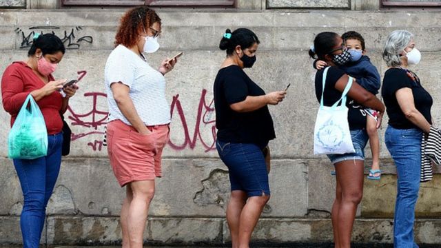 Fila de vacinação, com pessoas usando máscara