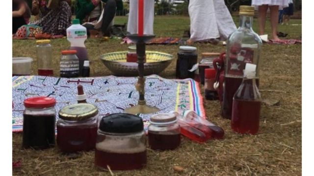 Diversos recipientes de vidro e plástico contendo sangue de menstruação usado no ritual chamado de Plantar a Lua