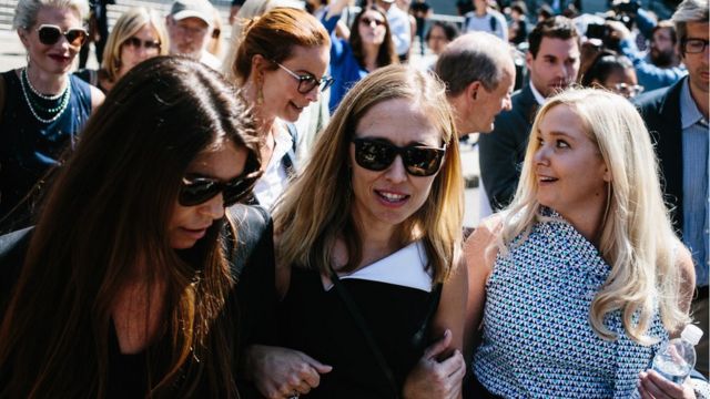 Presuntas víctimas de Epstein yendo a declarar