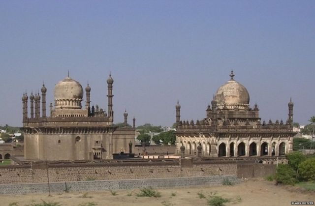 મૃતદેહના અંતિમ સંસ્કારની આ જગ્યા મલિક સંદલે જ 1597માં બીજાપુરમાં બનાવી હતી
