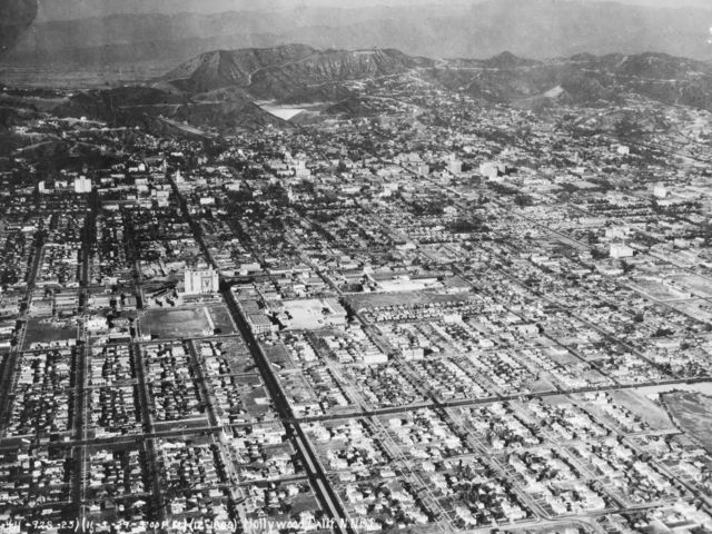 Uma vista aérea de Hollywood, Califórnia, 5 de novembro de 1929. No fundo (centro) está a placa 'Hollywoodland'.