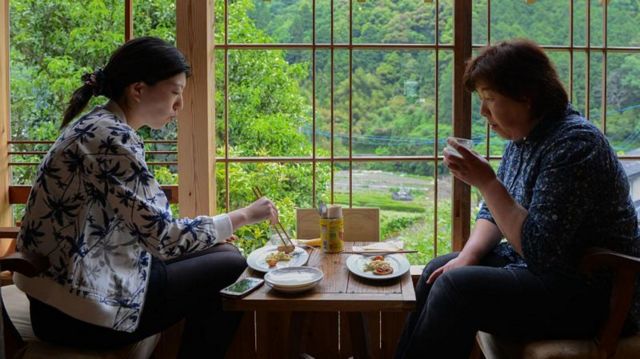Duas japonesas comendo em mesa
