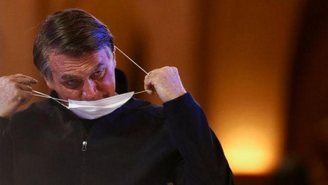 Bolsonaro se atrapalha ao colocar máscara
