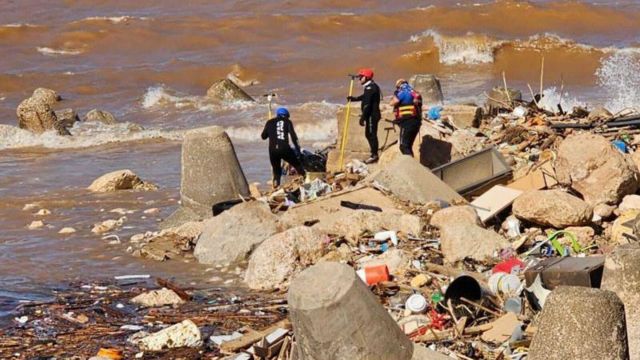 Busca em destroços perto do mar