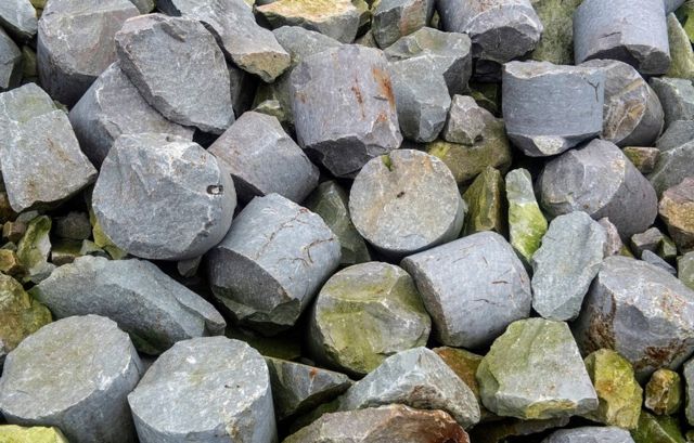 岛上花岗岩的硬度使它成为制作冰壶的最理想石材。(photo:BBC)