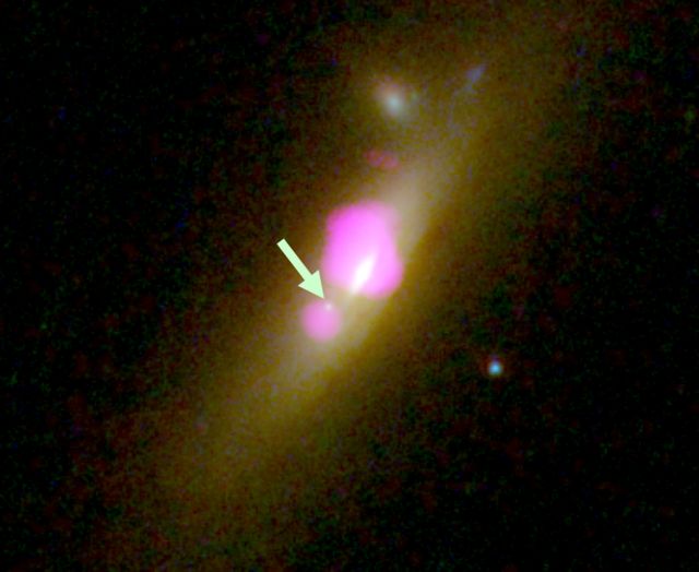 2つの銀河が合わさりできた銀河「SDSS J1126+2944」には不均等で変わったブラックホールの対がある