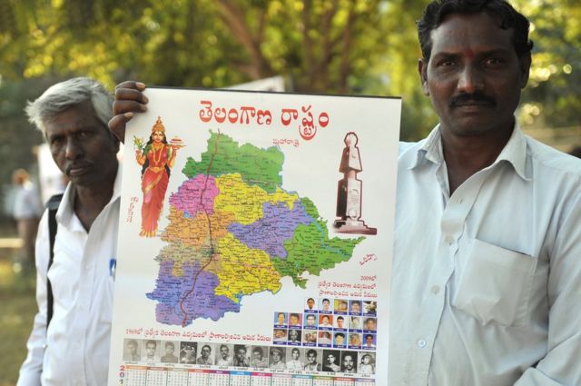 తెలంగాణ మ్యాప్ చూపుతున్న వ్యక్తి