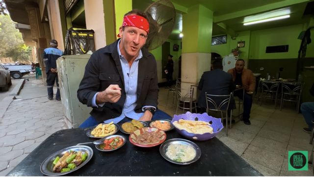 سوني يتناول وجبة الإفطار في مطعم في القاهرة