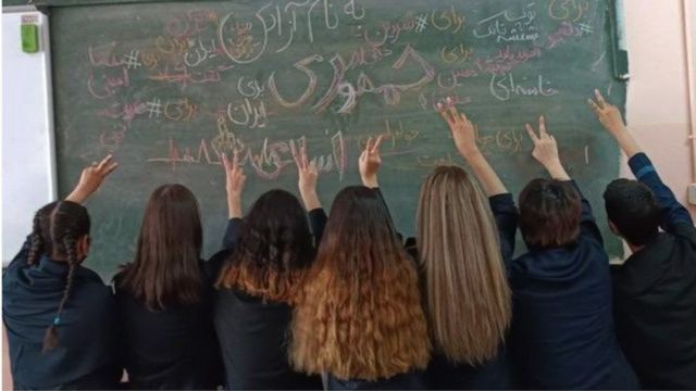 İran'da genç kadınların okulda başını açma eylemi