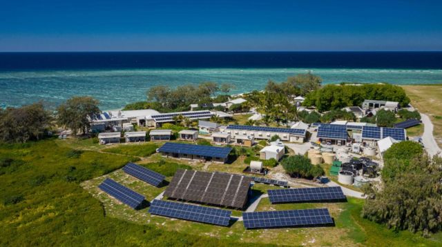 vista aérea de painéis solares em ilha