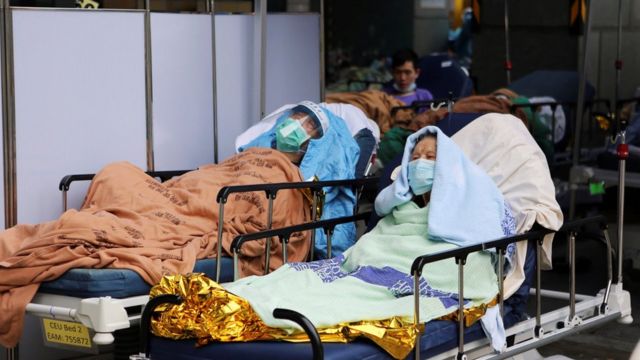 香港一些求诊者一度需要在医院大楼外的室外空间等候治疗。