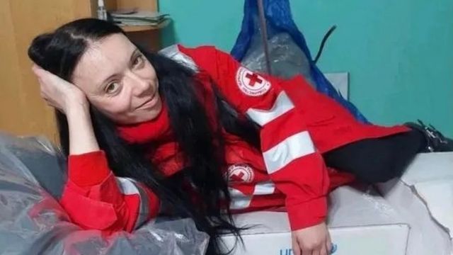 Viktoria Yaryshko en su uniforme de la Cruz Roja.