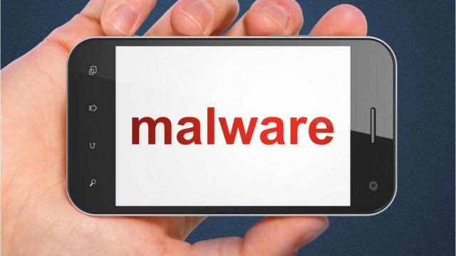 Un teléfono con la palabra "malware" en la pantalla