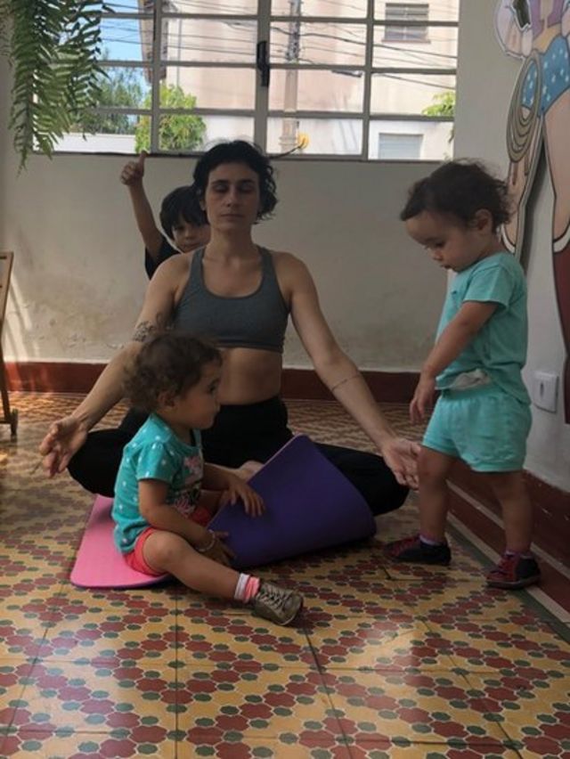 Lia Bock y sus hijos haciendo yoga/meditación