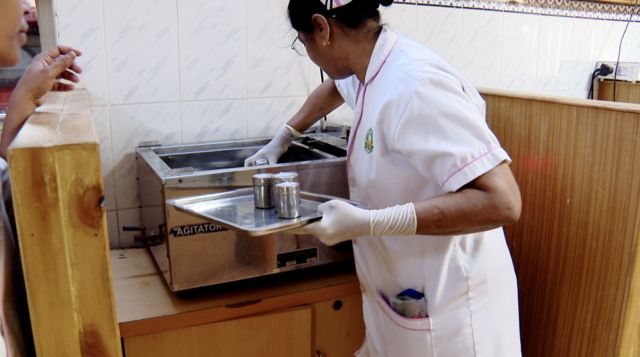 தாய்ப்பால் வங்கியில் சேகரிக்கப்பட்ட பால் கொதிகலனில் வைக்கப்படும் காட்சி