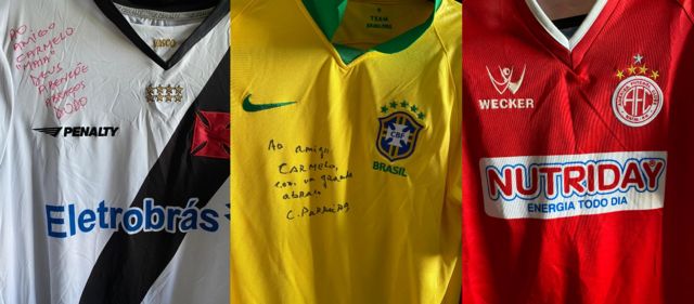 Camisa do Vasco da Gama autografada pelo ex-jogador Dodô, camisa da seleção brasileira assinada pelo ex-treinador Carlos Alberto Parreira e camisa do América do Rio de Janeiro, todas parte da coleção de Carmelo Maia