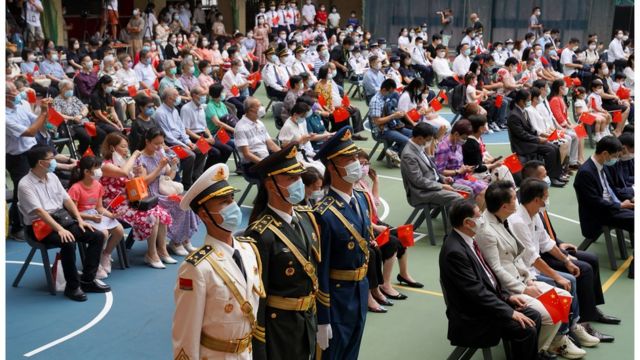 香港培侨中学举行升旗礼，由解放军驻港部队仪仗队升旗。
