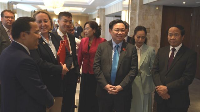 Phái đoàn Việt Nam cùng Bộ trưởng Thương mai Quốc tế Anh Anne - Marie Trevelyan tại Tọa đàm cấp cao Anh Việt về kinh tế và Kinh tế và Thương mại' ở London ngày 29/06