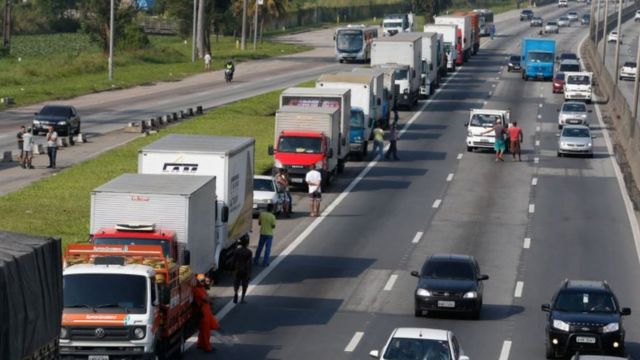 Caminhões parados na Via Dutra, no Rio de Janeiro