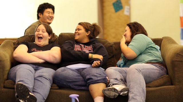 فتيات يتبادلن الضحكات خلال وجودهن في مدرسة خاصة للمساعدة في خفض الوزن