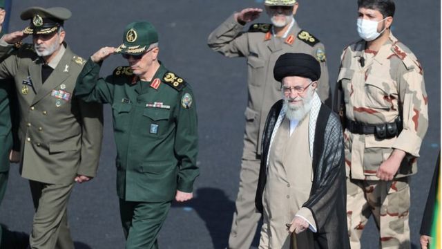 تازه ترین واکنش آیت الله خامنه ای به اعتراضات سراسری در ایران از یک پادگان در تهران و در میان نظامیان و فرماندهان نیروهای مسلح بود