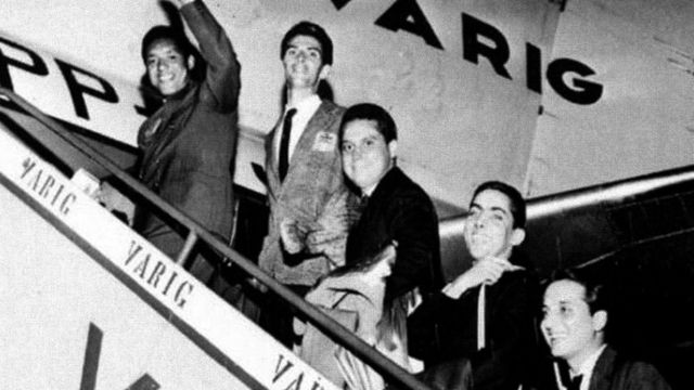 Da esquerda para a direita: Agostinho dos Santos, Normando Santos, Octavio Bailly, Durval Ferreira e Roberto Menescal embarcando para Nova York, em 1962