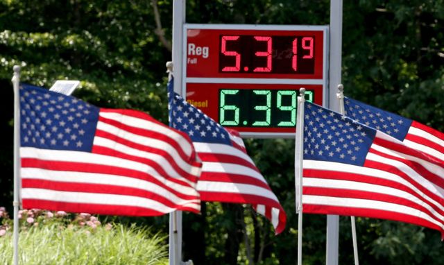 Painel mostra preço da gasolina a mais de US$ 5 o galão