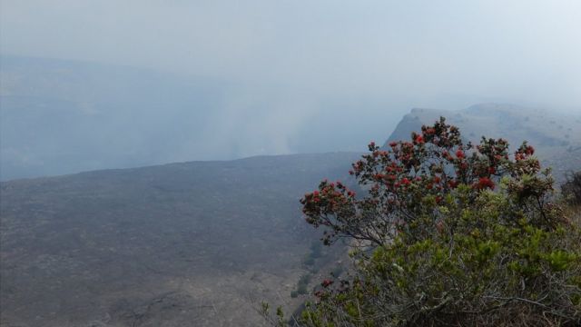 Miệng núi lửa trên đảo Big Island luôn có khói