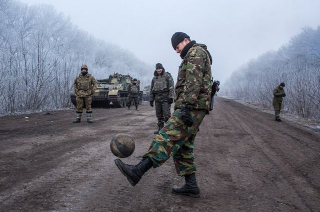 戦闘に巻き込まれたデバルツェボの町に至る道路でサッカーに興じるウクライナ兵たち（2月15日）。