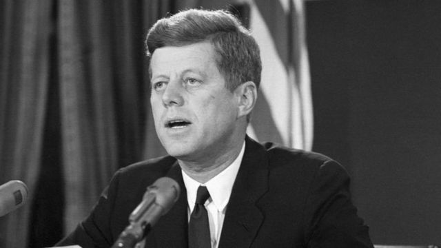 Em 1962, o presidente John F. Kennedy estabeleceu um embargo sobre o comércio com Cuba que excluía remédios e alimentos