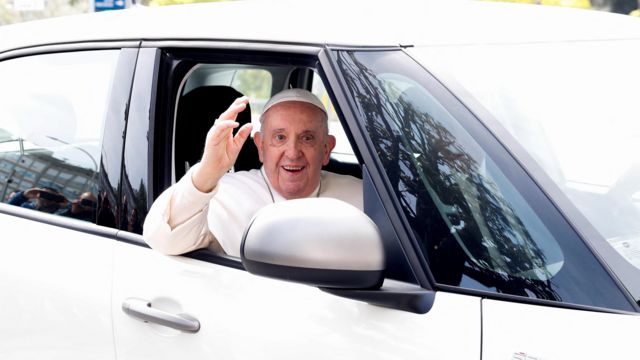 Papa Francisco deixa hospital e diz: Ainda estou vivo - Forbes