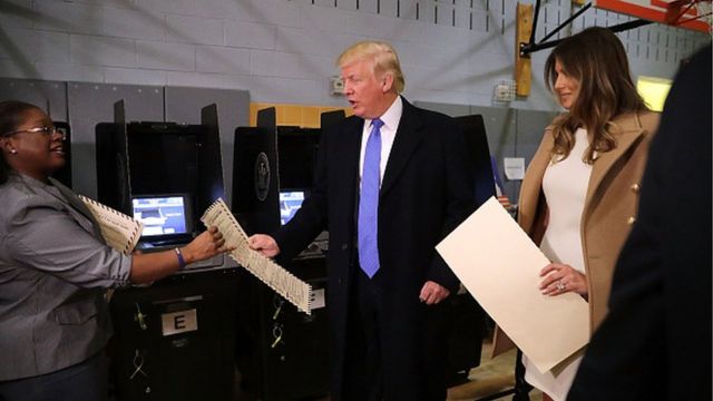 Donald Trump, en compangie de son épouse Melania, dans un bureau de vote.