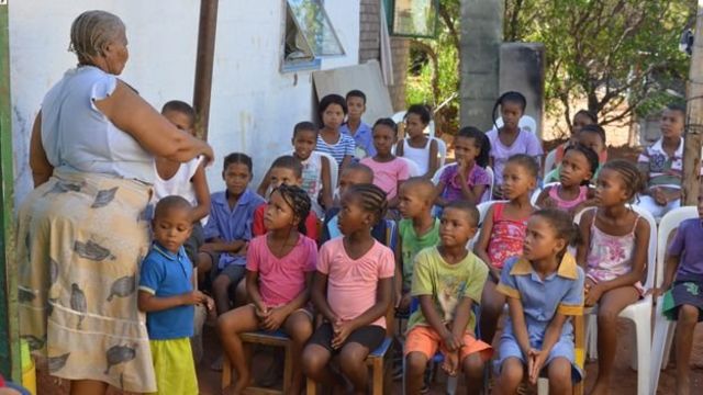 Katrina Esau enseigne le N|uu depuis une salle de classe située dans son jardin, dans le but de préserver la langue clique